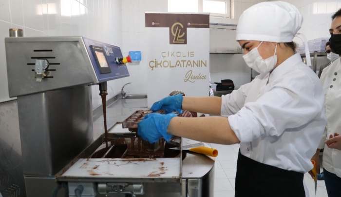 Sivas'ta lise öğrencileri kurdukları atölyede seri çikolata üretimine başladı
