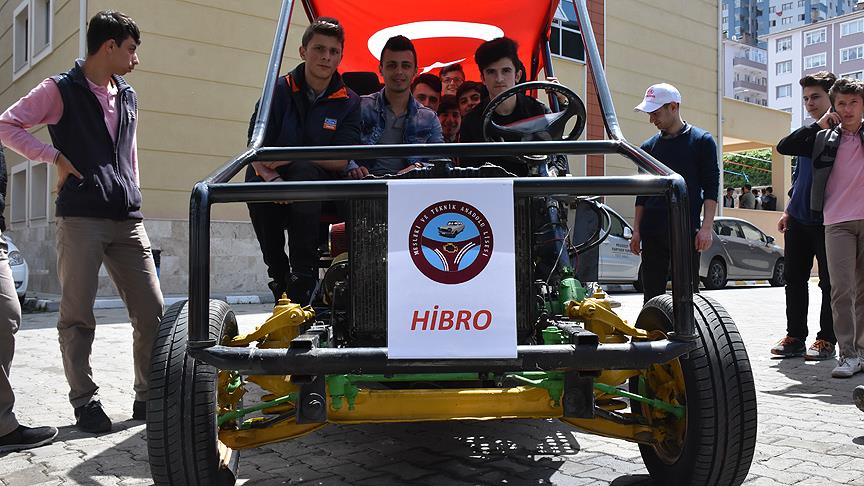 Lise öğrencileri hibrit otomobil üretti