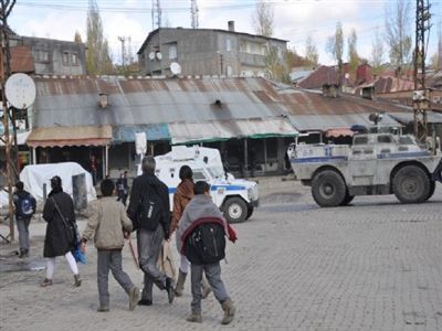 Lise Öğrencilerine Polis Müdahale Etti