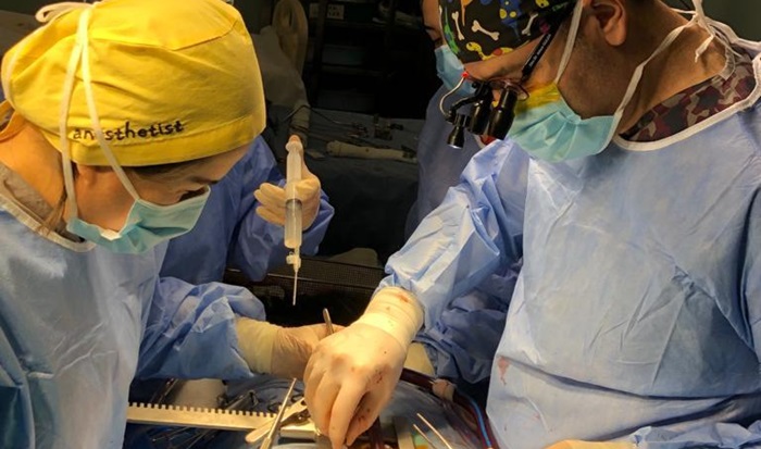 Türk cerrahın yaptığı ameliyatı 17 bin doktor izledi