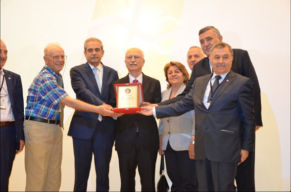 Prof. Dr. Murat Altun’a “Ömür Boyu Matematiğe Hizmet Onur Ödülü”