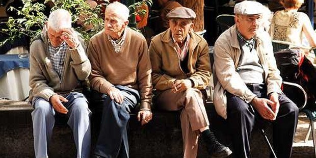 Yaşlı nüfusu arttı, mutluluk oranları düştü!