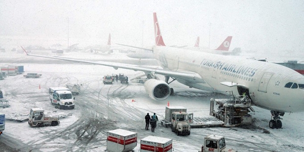 İstanbul'da 200'den fazla uçak seferi iptal