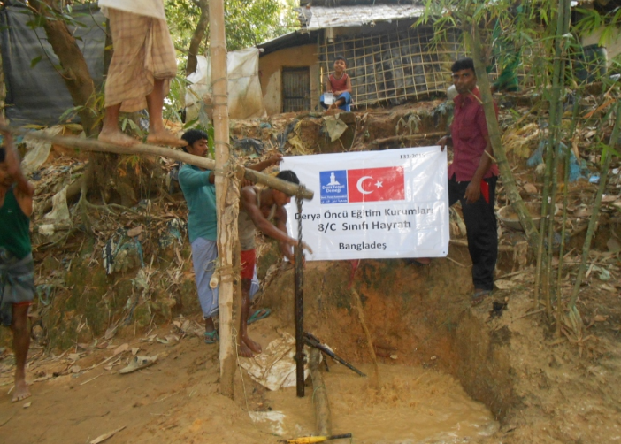 Öğrenci harçlıklarıyla Bangladeş'te 3 su kuyusu