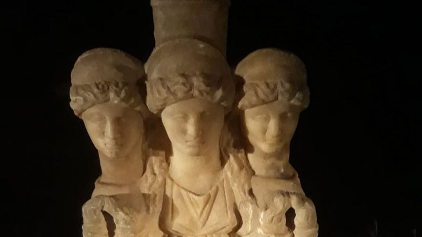 Denizli'de Roma dönemine ait 3 başlı kadın heykeli ele geçirildi
