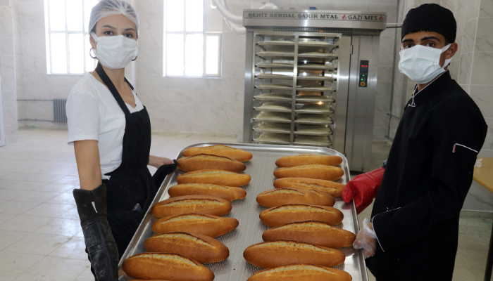 Meslek lisesi öğrencileri günde 7 bin ekmek üretiyor