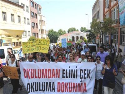 İl Milli Eğitim Müdürlüğü Önünde İmam Hatip Okulları'na Protesto