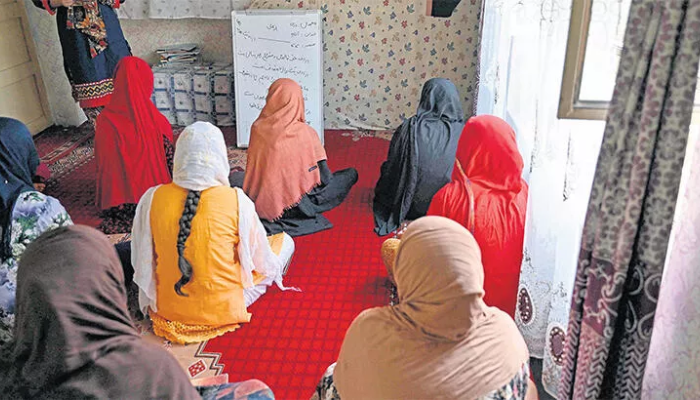 Afgan kızlar gizli kurslarda eğitim alıyor