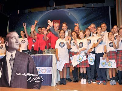 İzmir SEV Öğrencileri Sesleriyle Uzaydaydı! Öğrenciler Sordu Astronotlar Yanıtladı