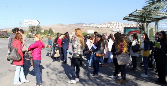 İzmir Kâtip Çelebi Üniversitesi Öğrencileri Ulaşım Eylemi Yapıyor