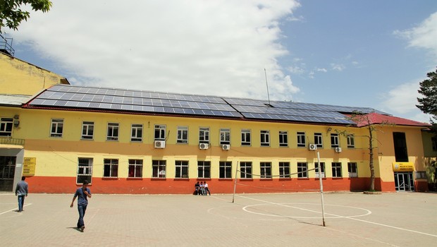 Bu okul kendi elektriğini kendi üretiyor