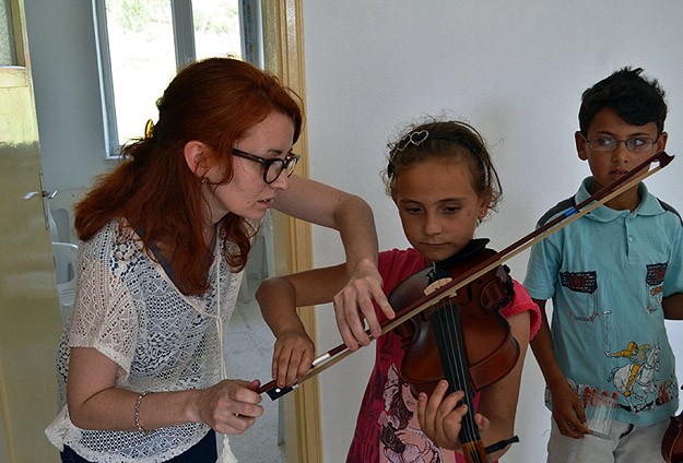 Fransız Müzisyen Köy Çocuklarına Keman Öğretiyor