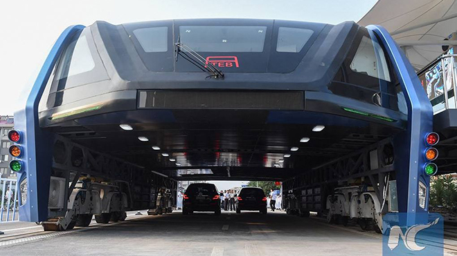 Çin, futuristik otobüsün test sürümüne başladı