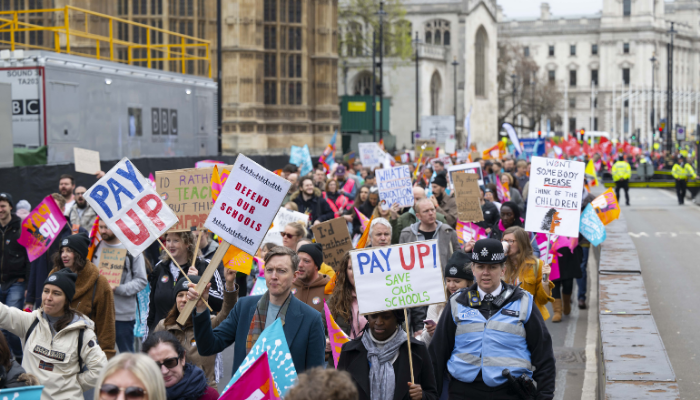 Londra'da öğretmenlerden zam protestosu