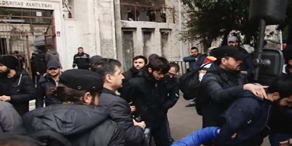 Öğrencilerle polis arasında olaylar çıktı: 12 gözaltı