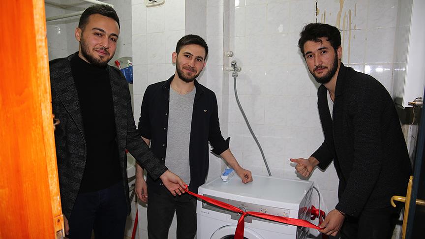 Üniversite öğrencilerine çamaşır makinesi jesti