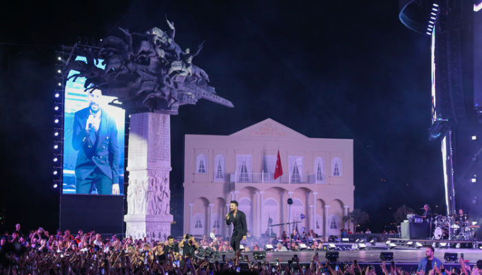 Tarkan İzmir konserinin gelirini üç kuruma bağışladı