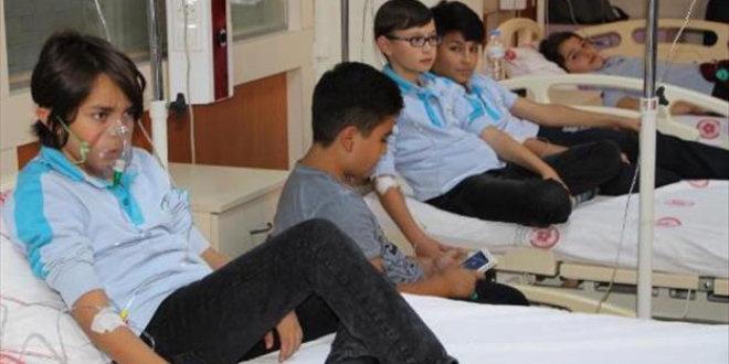 Sivas'ta 18 öğrenci,yedikleri yemekten zehirlendi