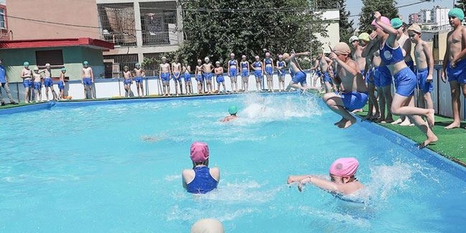 Okul bahçelerine portatif havuz kuruldu