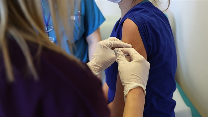 Sağlık Bakanlığı Kovid-19 aşısının yan etkilerine karşı bilgilendirdi