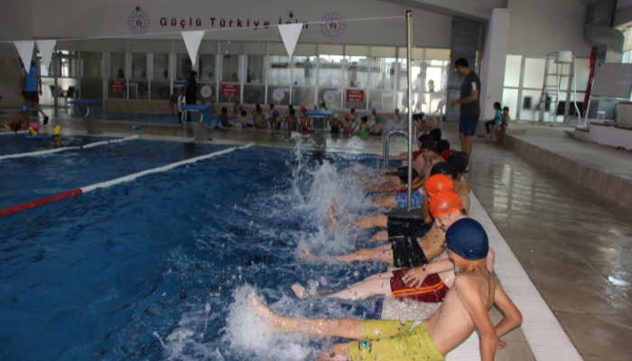Hakkari'de 12 bin çocuğa yüzme eğitimi