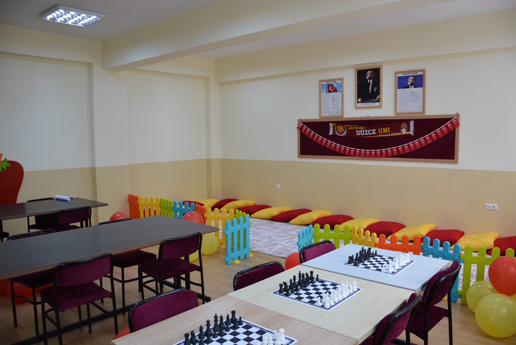 Galatasaraylı Öğrencilerden Köy Okuluna Kütüphane