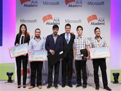 Microsoft, Açık Akademi ile 5 Yılda 1 Milyon Gence Uygulama Yazdıracak