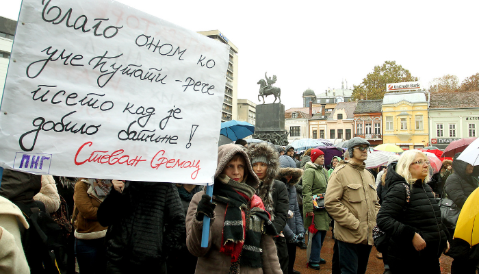 Sırbistan'da eğitimciler, okullarda şiddete son verilmesi için gösteri düzenledi