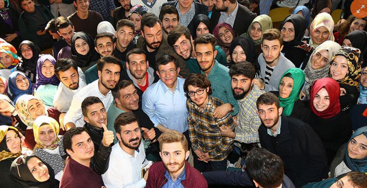 Davutoğlu'ndan üniversite öğrencilerine kredi ve burs mesajı