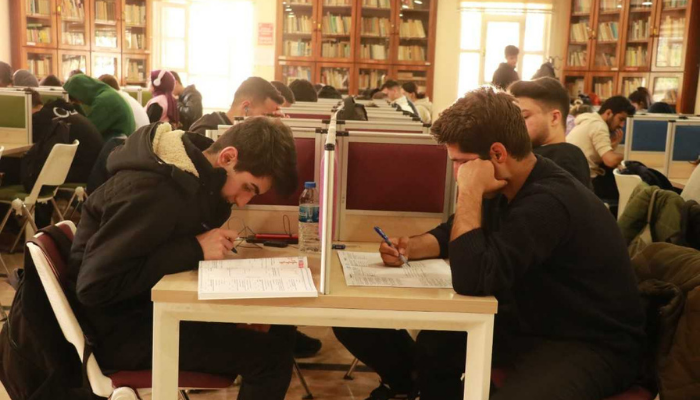 Depremzede öğrenciler sınavlara kütüphanede hazırlanıyor