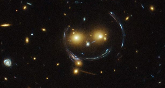 Hubble Teleskopu evreni gülümserken görüntüledi