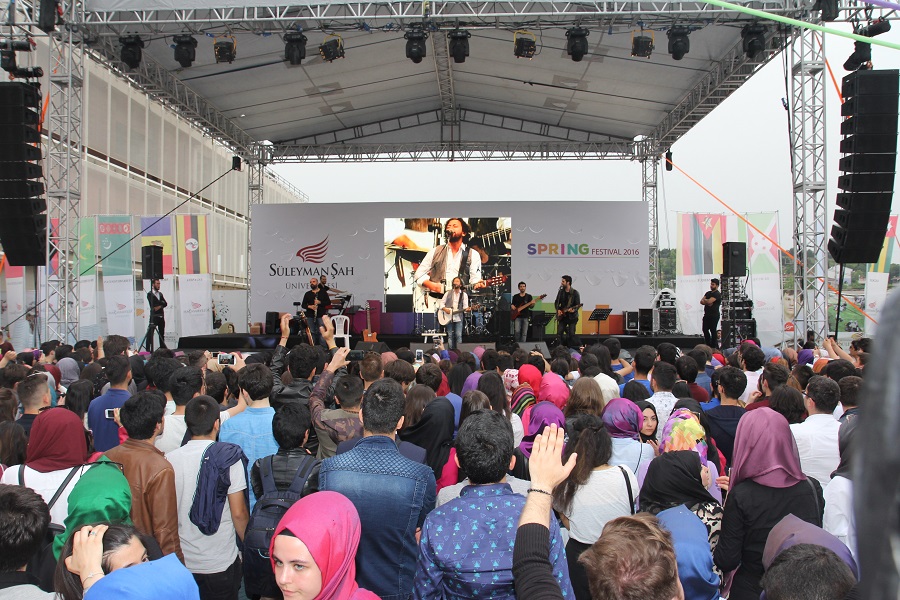 Üniversite öğrencileri bir yılın stresini Bahar Festivali ile attı