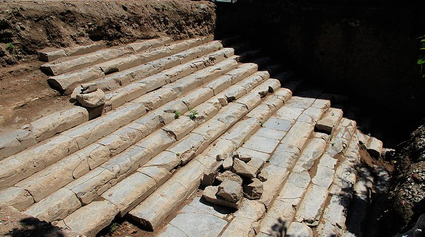 İzmit'te Roma dönemine ait tapınak merdivenleri bulundu