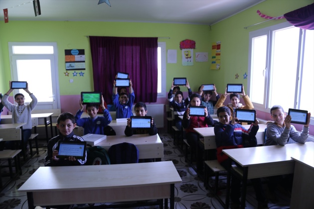 Suriyeli öğrencilere tablet