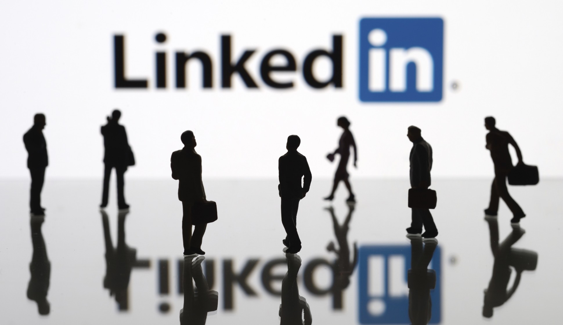 LinkedIn, Facebook'un izinden gidiyor!