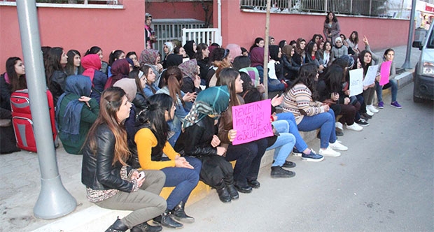 Şanlıurfa´da Kız Öğrencilerden Yurt Protestosu