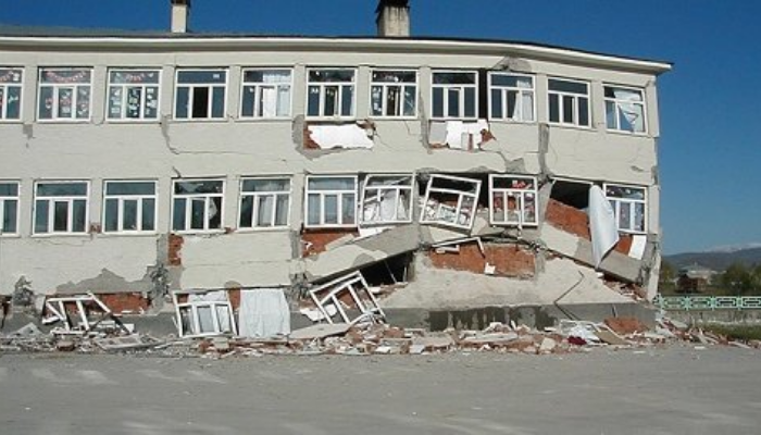 Mersin'de 76 okul hasar aldı