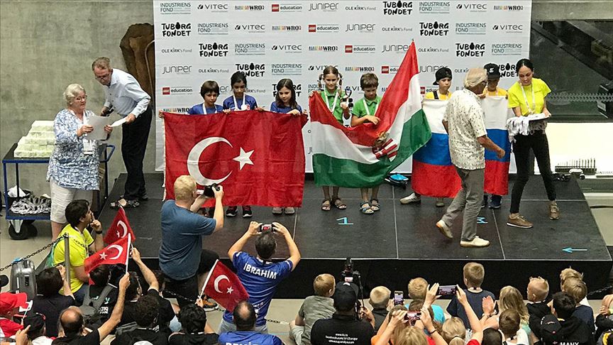 İlkokul öğrencileri dünya robot yarışmasında ikinci oldu