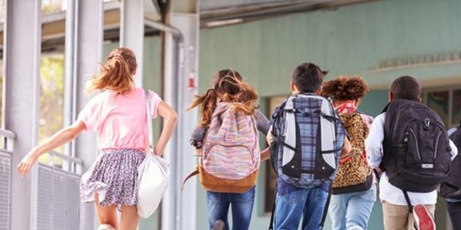 Okul çantasındaki tehlike: Skolyoz