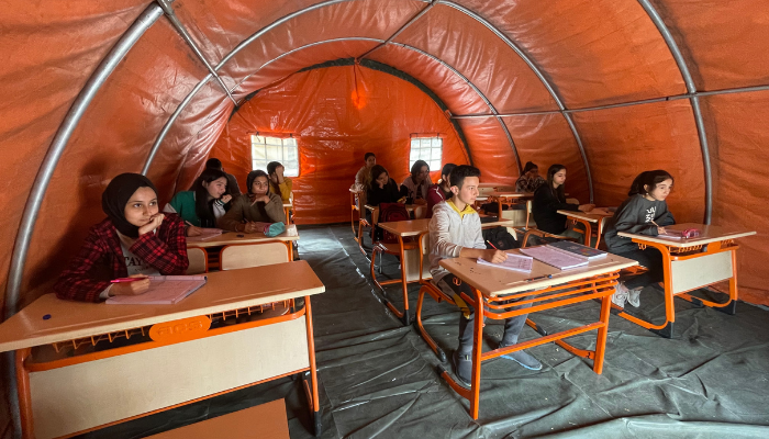 Sınava hazırlanan öğrencilere çadırlarda kurs