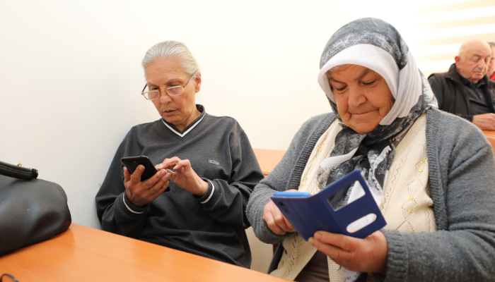 Yaşlılara "akıllı telefon kullanma" kursu