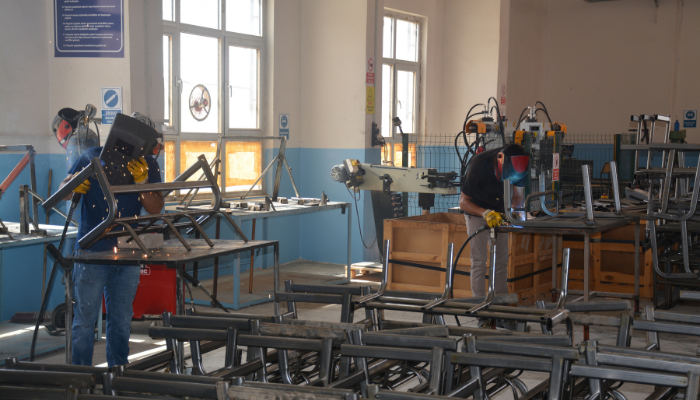 Şırnaklı öğrenciler eğitim kurumlarına masa, sıra, dolap ve sandalye üretiyor