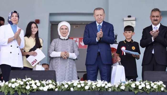 Cumhurbaşkanı Erdoğan karne dağıttı