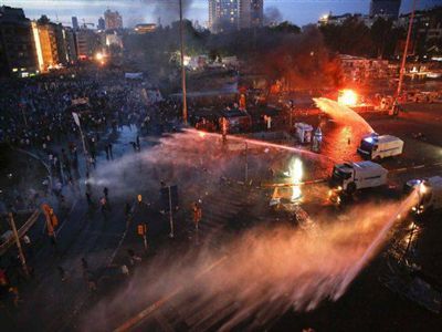 Taksim Meydanı Yangın Yeri!