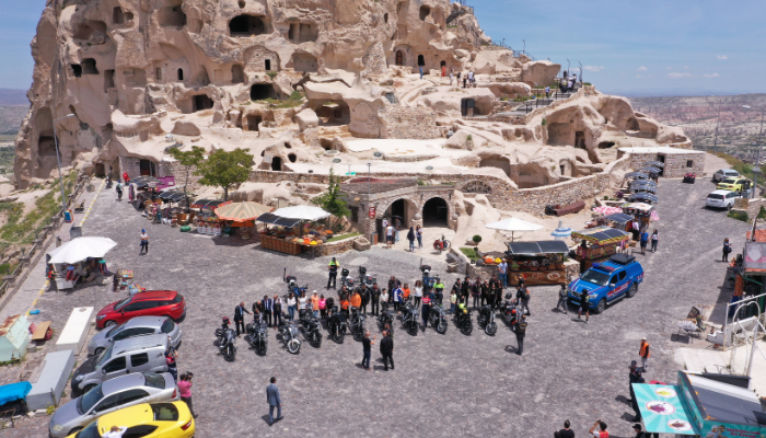 Depremzede çocuklar motorlarla Kapadokya'yı gezdi