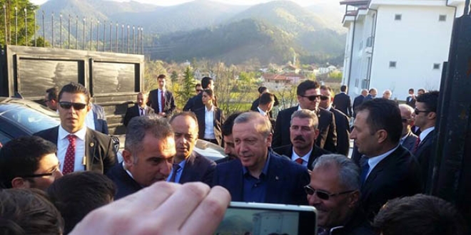 Erdoğan, lise öğrencilerinin kaldığı eve misafir oldu