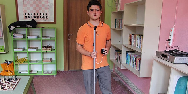 Ortaokul öğrencisi engelliler için 'akıllı baston' hazırladı