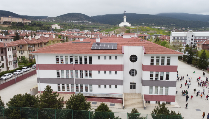 Okullara güneş panelleri kuruldu