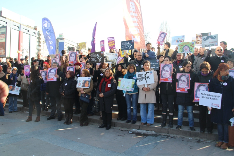 Kadınlar Özgecan İçin Ankara'da Ayağa Kalktı
