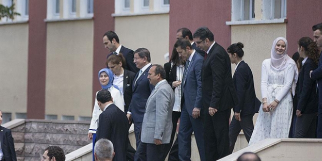 Başbakan Davutoğlu'ndan okul ziyareti